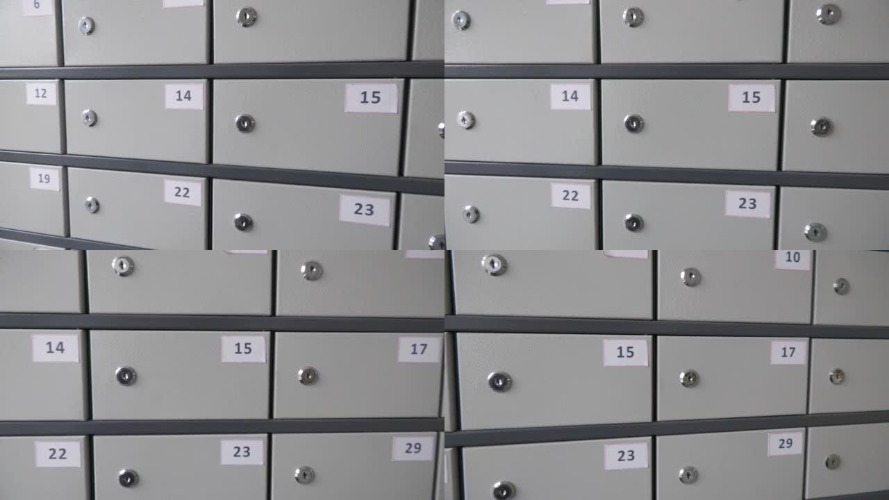 银行存款箱。存档存储文件搜索。装满传单和信件的邮箱