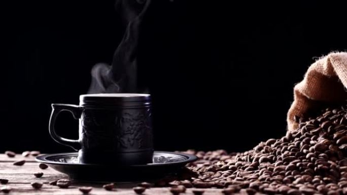 天然蒸汽咖啡烟雾从黑咖啡杯，热饮。特写热咖啡杯，带有逼真的自然蒸汽，带有深色背景上的老式研磨机，4K