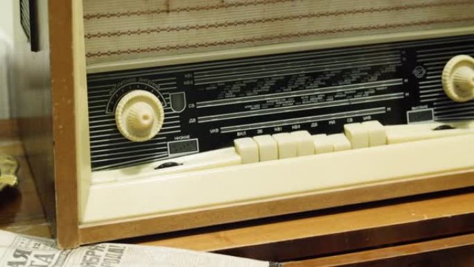 旧收音机。