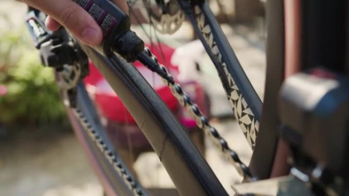 自行车机械师使用润滑油润滑链条。