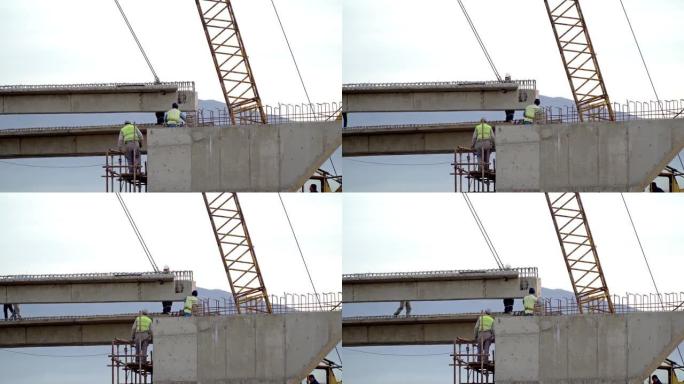 桥梁施工中的移动式起重机，道路交叉口桥梁上的工人和土木工程师