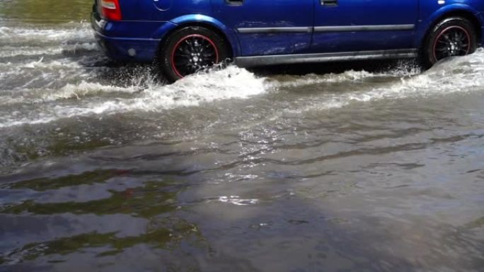 一场雨后城市里的洪水。汽车沿着街道行驶。