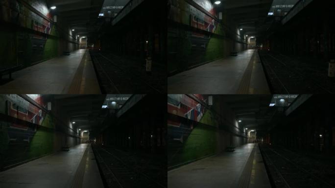 废弃的铁路/地铁站台。犹太人区。夜市阴雨秋雾天气。哥谭市情绪。电影风格。