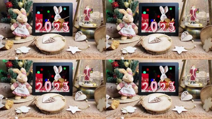 圣诞兔子与数字平板电脑，新年树和神奇的灯笼与圣诞老人，圣诞装饰品。选择性聚焦。