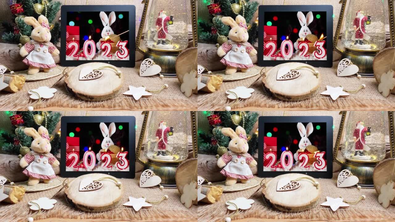 圣诞兔子与数字平板电脑，新年树和神奇的灯笼与圣诞老人，圣诞装饰品。选择性聚焦。