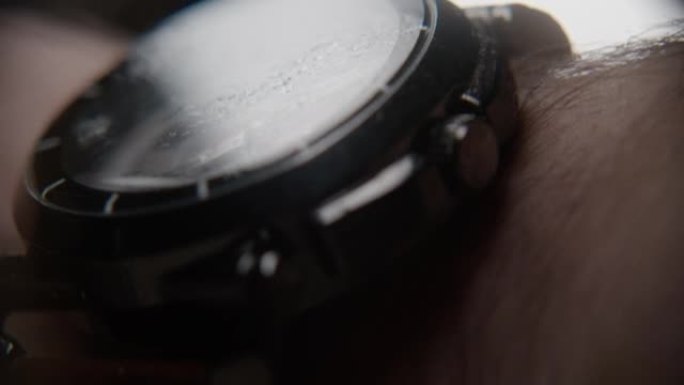 带有水颗粒的模糊手表的极端特写，戴在手臂上，背景概念