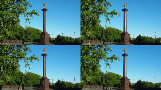 卡累利阿彼得罗扎沃茨克，2022年8月3日纪念碑-石碑军事荣耀之城，荣誉称号。带有青铜双头鹰的花岗岩