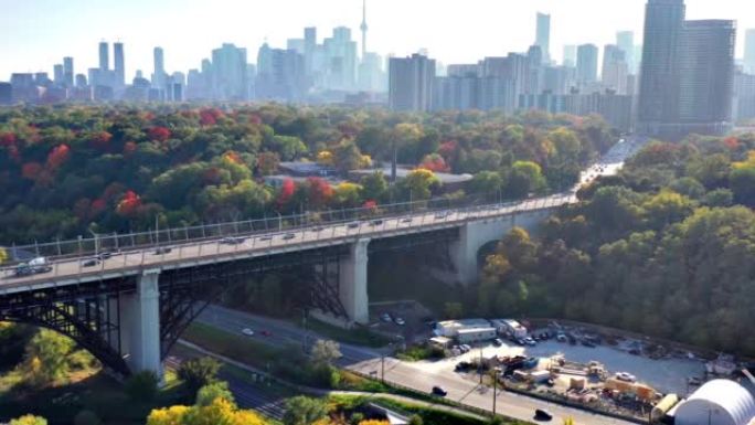 加拿大多伦多秋天的爱德华王子高架桥和唐谷公园