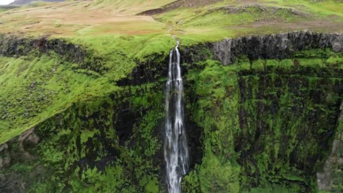 冰岛最高瀑布从悬崖上流出的鸟瞰图