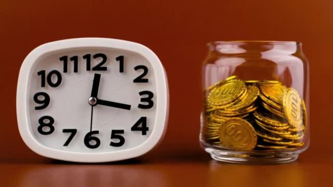 储蓄会迅速减少金额。金钱与时间金钱节省概念的竞赛