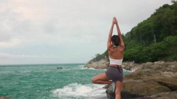 亚洲女性通过瑜伽改善身体，思想和精神的平衡