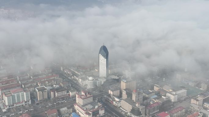 平流雾中的威海市电力大厦