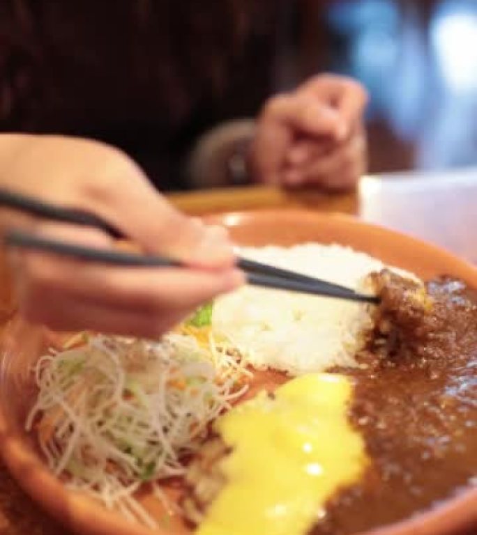 日本快餐汉堡馅饼咖喱和米饭在日本的西方旅行者吃的