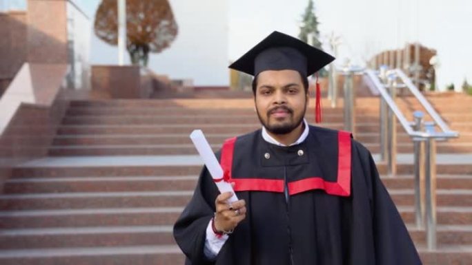 一位年轻的印度男性毕业生，拥有大学背景的文凭
