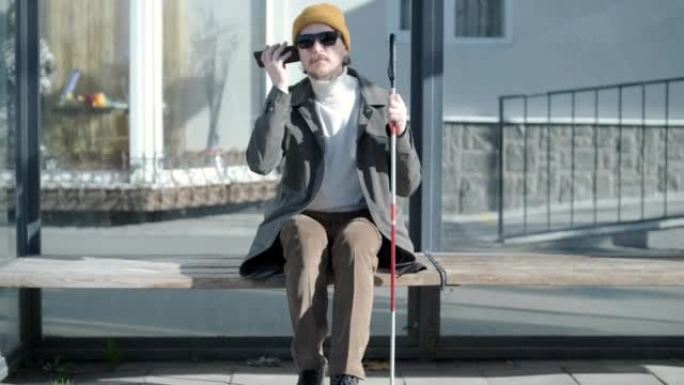 盲人在汽车站等车