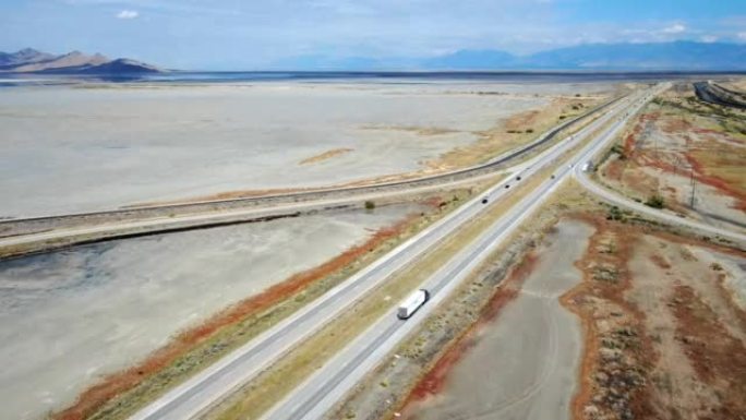 大盐湖旁边一条繁忙的高速公路的时间流逝