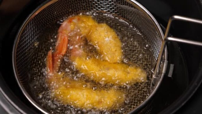 在油炸锅中烹饪天妇罗虾