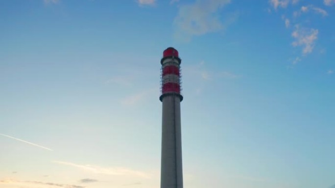 巨大的工业厂房塔产生污浊的空气排放