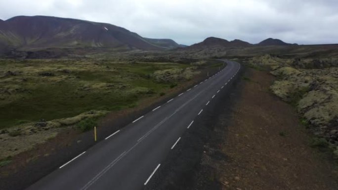 冰岛穿越山谷的道路的鸟瞰图。