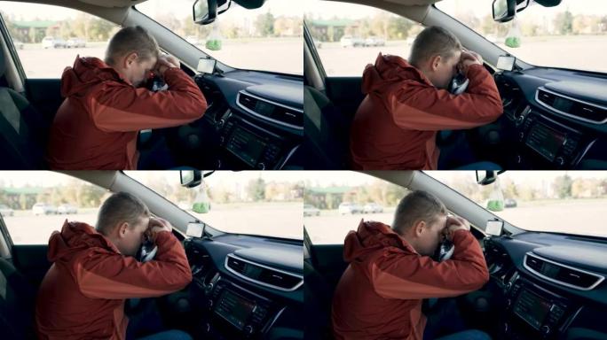 司机小睡了一会儿，把头靠在汽车的方向盘上。
