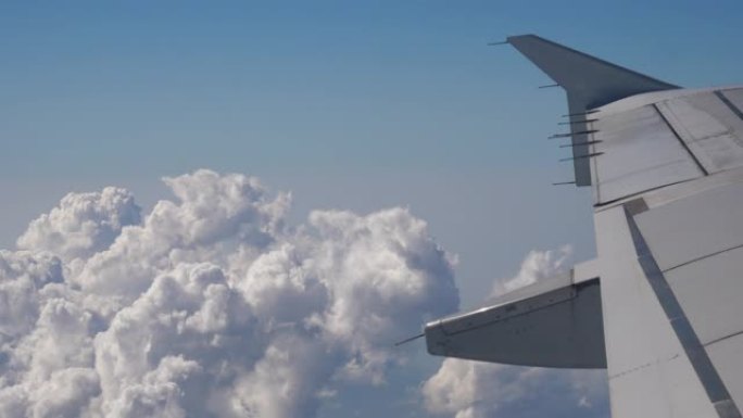 白天白色蓬松云飞行飞机机翼乘客窗视点全景4k