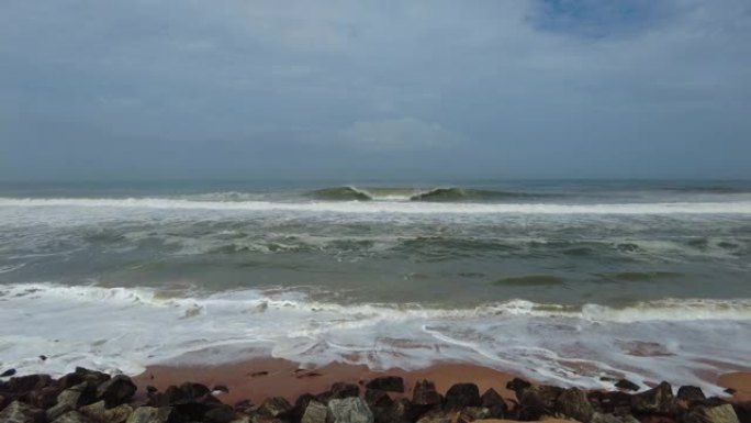 海滩上的波浪，喀拉拉邦沿海地区，蒂鲁万南塔普兰，喀拉拉邦，海景