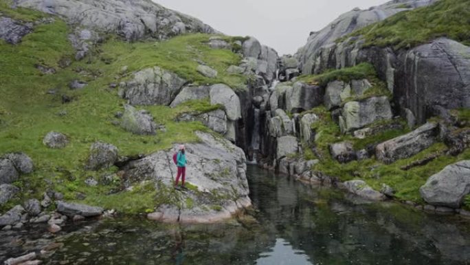 挪威山区徒步旅行的妇女
