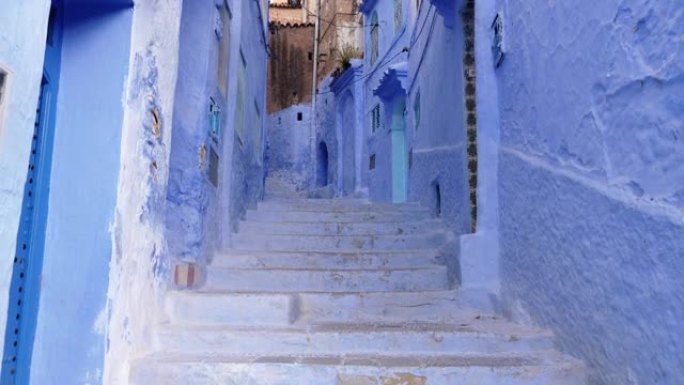 摩洛哥Chefchaouen带有蓝色油漆楼梯和房屋的街道细节。Chefchaouen的麦地那是著名的