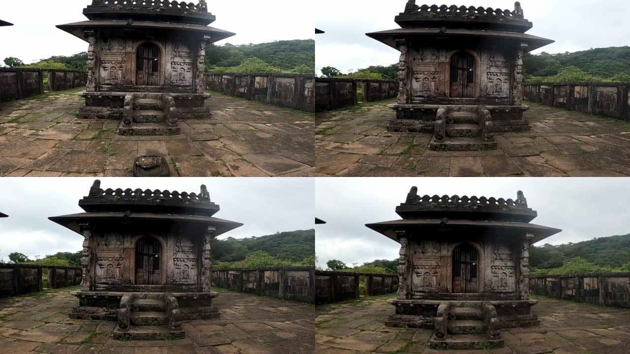 在山顶上建造的古庙的景色