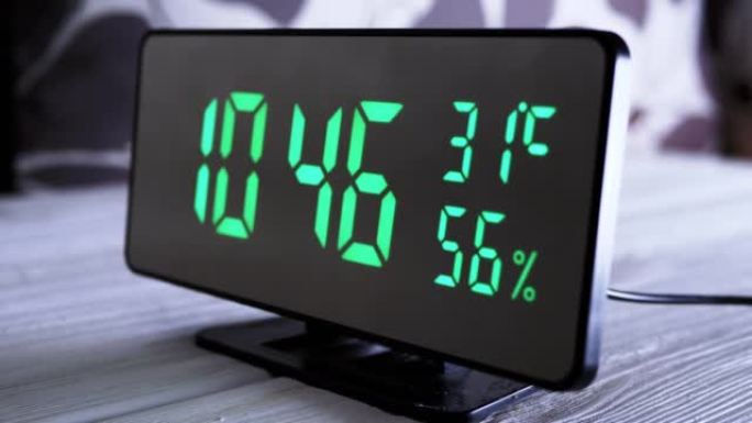数字时钟在绿色显示上午10:46上显示时间、温度、空气湿度