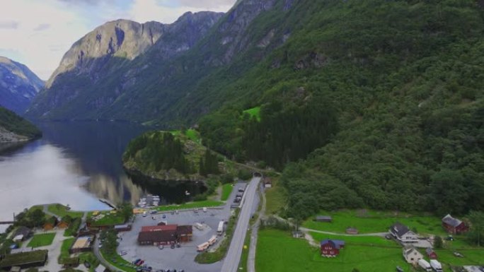 穿越挪威乡村的风景鸟瞰图