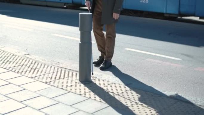 盲人在汽车站等车