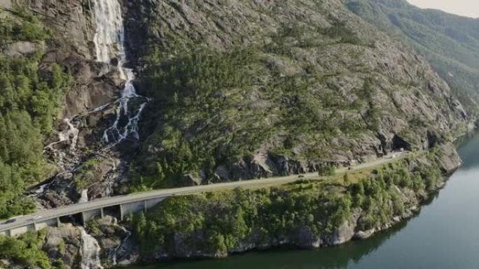 挪威峡湾附近瀑布附近道路的鸟瞰图