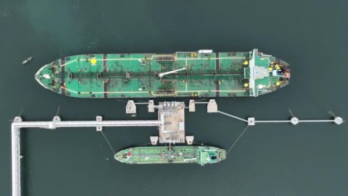 石油原油油轮船，货物集装箱船海上系泊在大洋湾石油化工出口进口运输和物流