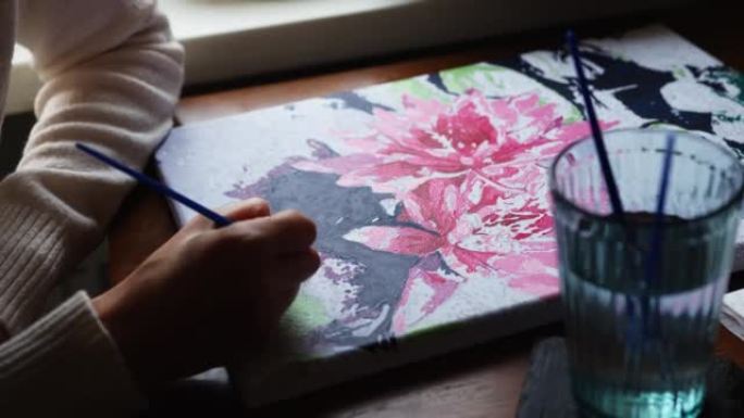 女孩用数字粉红莲花画一幅画