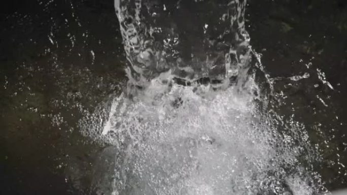 水从金属管流入水池