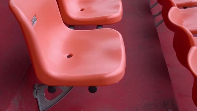 椅子在体育场里。从下到上倾斜镜头。椅子面向右边。