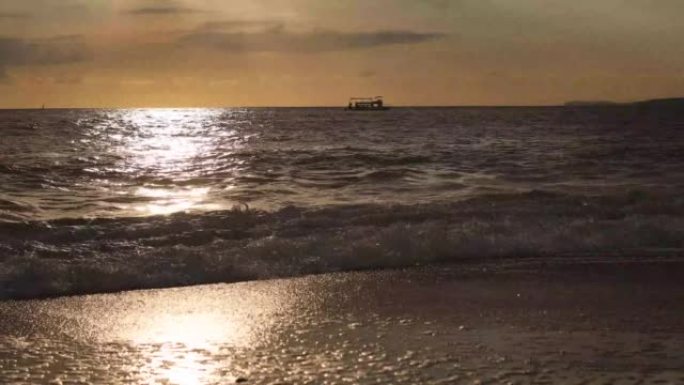 日落时分，一艘船渡海的美丽镜头