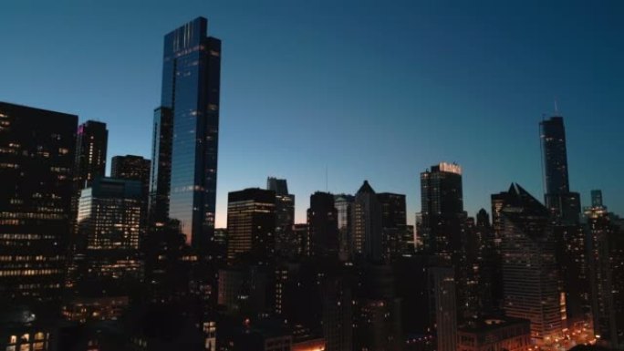 芝加哥在晚上勾勒出市中心摩天大楼的轮廓。空中宽拍