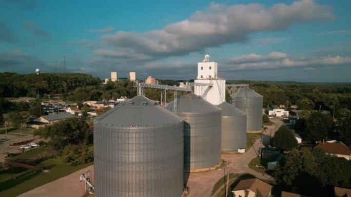 谷物干燥综合体电梯的金属罐，用于农业收获的钢材储存。空中宽拍