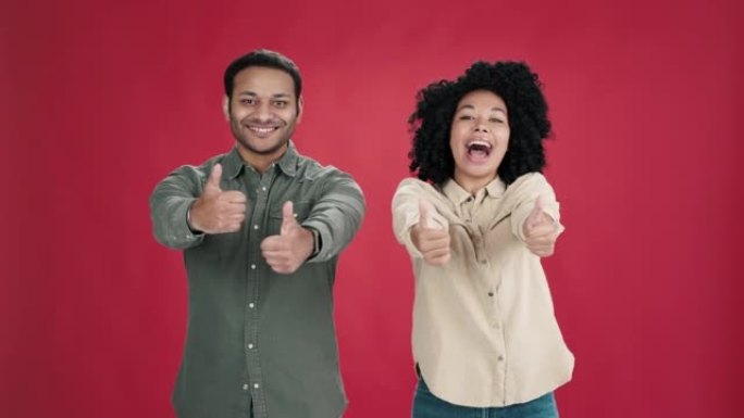 印度教男子和非裔美国妇女表现出竖起大拇指的微笑