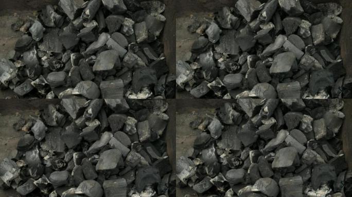 在金属烧烤架中燃烧有机木炭用于烧烤，特写视图。
