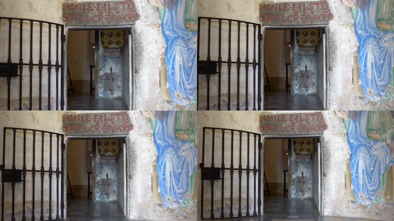 进入瓦拉洛圣山圣墓的内部圣殿的门槛，瓦拉洛圣山是基督教的灵修建筑群，是意大利的联合国教科文组织世界遗