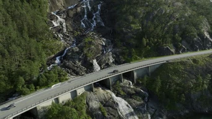 挪威峡湾附近瀑布附近道路的鸟瞰图