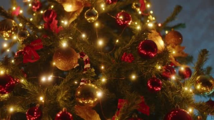 夜晚有金色和红色球的圣诞树和胡桃夹子