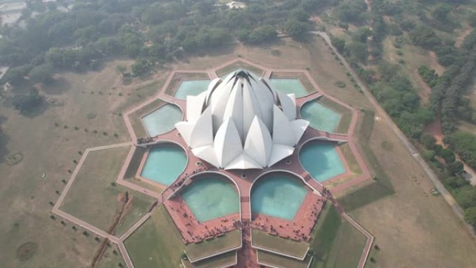 空中无人机拍摄了印度新德里的一座佛教寺庙宝塔