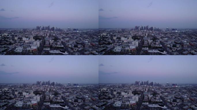 夜间洛杉矶市中心的鸟瞰图。洛杉矶城的夜景。