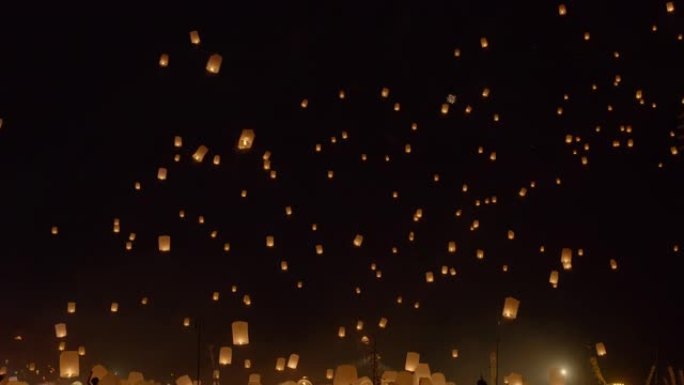 泰国清迈，游客们在伊蓬(洛伊克拉通)节上放飞天灯。