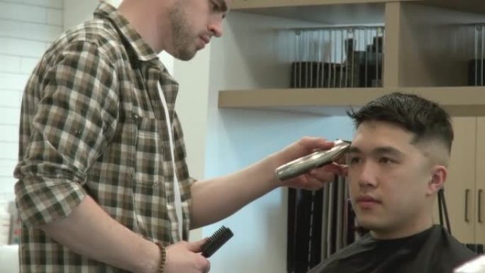 理发师用剪刀修剪客户的发际线