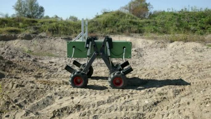 自动驱动的机器人原型，在崎岖的地形上进行测试驾驶